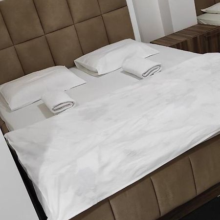 Hotel Heimli Приштина Экстерьер фото